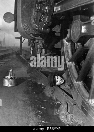 Dem zweiten Weltkrieg Frauen. Frau bei der Arbeit am Kings Cross Lok Depot sauberer Motor. Dezember 1941 P010123 Stockfoto