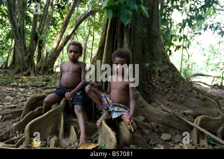 Kleinkinder in Bain-Dorf in der Cape Orford Protokollierung Konzession, East New Britain Island, Papua New Guinea Stockfoto