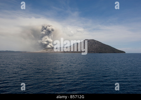 Tavurvur Vulkan bläst Asche in der Nähe von Rabaul East New Britain Island Papua-Neu-Guinea Samstag, 20. September 2008 Stockfoto