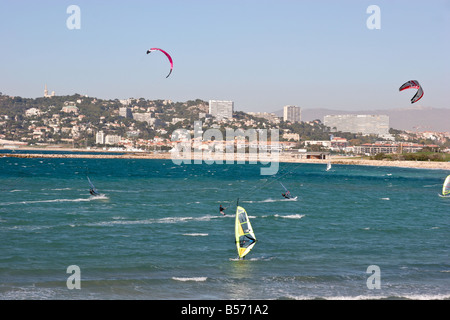 Windsurfer im Pointe Rouge in der Nähe von Marseille Provence Frankreich Stockfoto