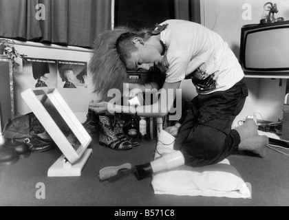 Modell Punk Matt Belgrano bei der Arbeit an seinen Haaren. &#13; &#10; April 1986 &#13; &#10; P003780 Stockfoto