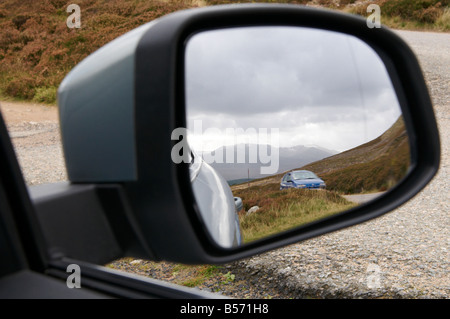 Ford Mondeo geparkt am Rande der Straße mit Grampian Mountains im Hintergrund durch Spiegel auf A944 Scotland UK Stockfoto