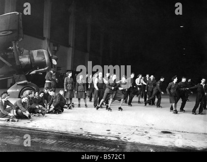 Dem zweiten Weltkrieg Frauen. Die W.A.A.F. haben viele Ideen auf dem besten Weg ihre aus Pflicht zu verbringen Stunden. An mehreren Stationen der R.A.F ist es Roller skating - Vacate Aufhänger als Walze Drome. Einmal pro Woche, die ein Aufhänger deaktiviert ist und W.A.A.F. und R.A.F Skate das Gehänge runden, sind Skates durch das Service-Institut zur Verfügung gestellt. Rollschuh laufen auf Hochtouren. Oktober 1942 P010222 Stockfoto