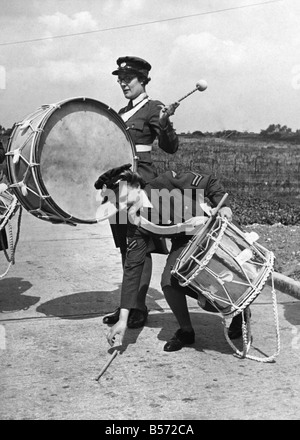 Dem zweiten Weltkrieg Frauen. WAAF Frauenlauf einer coastal Command Unit ihre eigene Trommel und Pfeife Band. Keines der Mädchen hatte zuvor ausgebildet worden, um ein Instrument zu spielen und die meisten waren völlig unwissend der Musik. Sie setzen all ihre Freizeit in dieser Band, die ihr Hobby geworden ist. Dieses Band ist in der großen Nachfrage für Shows auf anderen Stationen, Kirche Paraden und anderen zeremoniellen Veranstaltungen. Sie erhalten Anweisungen von drum Sgt. W.J. Goddard, Royal Marines, der ihnen freiwillig trainiert. Unsere Peggy ist wie unser Sam. Sie sank ihr Drum-Sticks. August 1943 P010225 Stockfoto