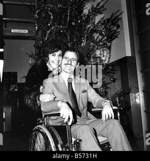 -Fahrer Graham Hill Links University College Hospital, im Rollstuhl, mit seiner Frau Betty. Graham Hill mit seiner Frau Betty verlassen des Krankenhauses. Dezember 1969 Z12275 Stockfoto