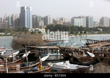 Vereinigte Arabische Emirate Abu Dhabi Skyline an der Corniche und Fischereihafen Stockfoto