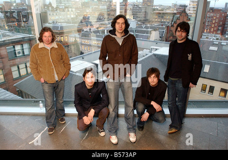 Snow Patrol am Leuchtturm in Glasgow Förderung ihren Auftritt auf der Glasgow Hogmanay zeigen in George Square Johnny Quinn leichte Browwn Jacke Tom Simpson dunkle braune Jacke Hose Gary Lightbody dunkel braune Jacke Nathan Connolly braune Blazer Mark Mclelland Blazer mit Kamm Stockfoto