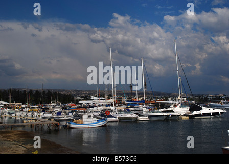 Segelschiffe im Abendlicht in den Hafen von Paphos Zypern Europa Stockfoto