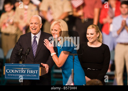 Sen John McCain Alaska Gov Sarah Palin als seine Vize-Präsidentschaftskandidat bei Wright State University s Nutter Center angekündigt. Stockfoto