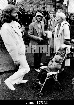 Bee Gees - exklusiv. Nach 24 Jahren zurück die Bee Gees, Barry, Robin und Maurice Gibb zu ihren Wurzeln in einem Vorort von Manchester. November 1981 P003741 Stockfoto