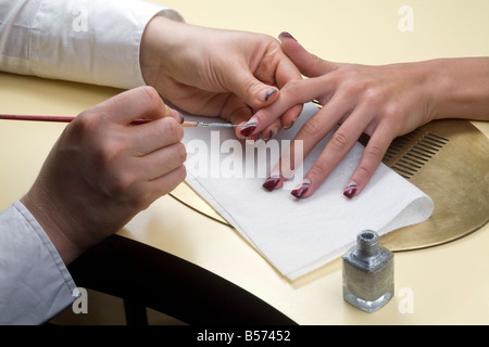 Die Dekoration der falsche Nägel mit einem Pinsel. Dekoration de faux Ongles au Pinceau. Stockfoto