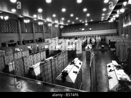 Geschichten von den sechziger Jahren. 1961 - Tragödie schlug die Stadt von Croydon Surrey in der Nacht des 9. August als ein gecharterte Viking Flugzeug 34 Schule jungen offenen 13 und 16 und zwei Lehrer, alle von Lanfranc Secondary School im Alter von prallte gegen einen Berg, kurz vor der Landung am Flughafen Sola, Stavanger, Norwegen. Die ganze Partei und das Flugzeug-Besatzung von drei, wurden sofort getötet. Das Wrack 1.700 ft. auf dem Berghang wurde nicht bis zum nächsten Tag gefunden. Die Leichen wurden zurück nach Croydon für eine Masse Beerdigung geflogen. Die Schule der Trauer Stockfoto