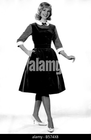 Tagwache Moden 1962: Jo Waring Modellierung Pinafore Samtkleid. Februar 1962 P008886 Stockfoto