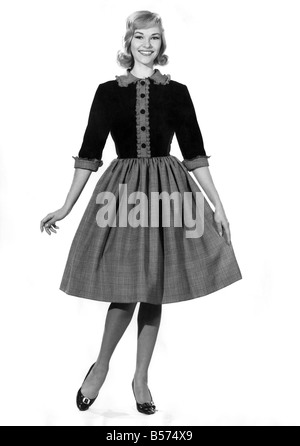 Tagwache Moden 1962: Jo Waring Modellierung Kleid mit samt Mieder. Februar 1962 P008887 Stockfoto