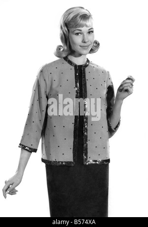 Tagwache Moden 1962: Jo Waring Modellierung gesprenkelten Jacke über ein einfaches schwarzes Kleid. April 1962 P008914 Stockfoto