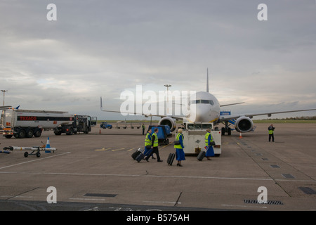 Ryanair-Flugzeug auf dem Rollfeld in East Midlands Flughafen Leicestershire, England Stockfoto