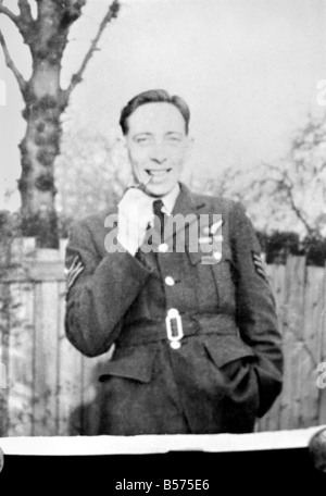 Dambusters Beerdigung Sgt. Charles E. Franklin. Sammeln Bild von Sergeant Charles Ernest Franklin, der auf Birmingham, Yardley Cemetery beigesetzt wurde heute (Freitag). Ein Krieg-Flieger in die Dambusters "o ' für Orange. Eine Karte auf den Kranz von Kameraden der Kriegszeit 617 Geschwader Dambusters. Februar 1975 75-00756-004 Stockfoto