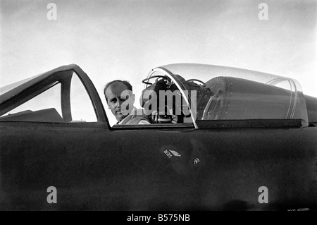 Testpilot Neville Duke im Cockpit eine Hawker Hunter Düsenjäger für ein Attentat auf den Weltrekord Fluggeschwindigkeit. Am 7 September. Stockfoto