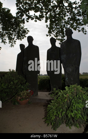 Deutsche Soldatenfriedhof Langemarck und die Skulpturen, entworfen von Emil Krieger in Ypern auffallende, Erster Weltkrieg in Flandern Stockfoto