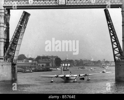 Die kurzen S.25 Sandringham wurde ein Derivat der W.W.2 Langstrecken Sunderland-Flugboot, das Platz für 24 Passagiere auf den BOACÕs Strecken in den Fernen Osten und Australien zur Verfügung gestellt. Es wurde auch von Fluggesellschaften in Australien und Neuseeland verwendet. ; Im Bild am 6. April 1982 Letzteres noch fliegen und ursprünglich von der New Zealand Air Force betrieben. ; Besteuerung unter der Tower Bridge in London zu sehen. Das Flugzeug ist nun in Kermit WeeksÕ Fantasy of Flight Museum in Florida USA.; P004807 Stockfoto