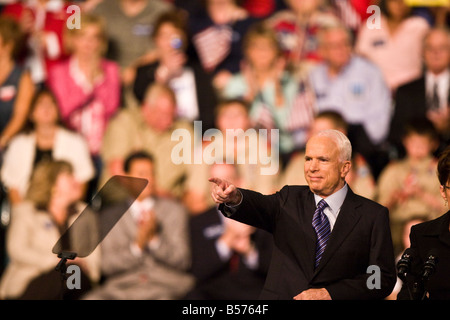 Sen John McCain als seine Vize-Präsidentschaftskandidat bei Wright State University s Nutter Center angekündigt Alaska Gov Sarah Palin Stockfoto