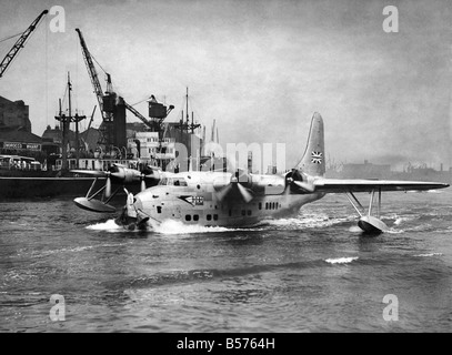 Die kurzen S.45 Solent 2 der letzte der großen Flugboote von BOAC auf ausländischen Strecken geflogen.  Es flog erstmals im Jahre 1946 und die letzte wurde im Jahr 1949 gebaut.  Wurden insgesamt 21 verschiedenen Marken hergestellt und es trug 34 Passagiere und 7 Besatzungsmitglieder.  Dieses Foto wurde am 5. Mai 1949 an der Themse in der Nähe des Tower of London für das Flugzeug, City of London durch den Oberbürgermeister, Sir George Aylwen, zur Feier von 30 Jahren von britischen zivilen Luftverkehr benannt werden aufgenommen.  Erste Flugboot auf Themse. Zum 30. Jahrestag der britische Luftverkehr P004808 Stockfoto