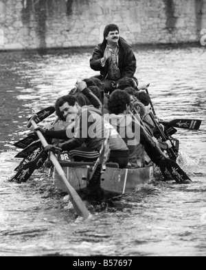 Hong Kong Splash: Die Drachen schob das Boot in Liverpool gestern (di). Für die Großbritannien Rudern Kader waren immer in einigen der Praxis in der Stadt neue Albert Dock Sport- und Freizeit komplexe. Das Team bereiteten für das bevorstehende Hong Kong-Drachenboot-Rennen im Juni. Einerseits "Dot" das Auge des Drachen auf der traditionellen chinesischen Drachenboot war der TV star Bob Carolgees mit Spucke der Hund von "Überraschung" Ruhm. April 1986 P005299 Stockfoto