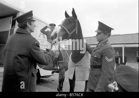 Dennis ist das erste Armee Pferd unter die jüngste Vereinbarung zwischen der RSPCA und des Verteidigungsministeriums in den Ruhestand gehen. Heute wurde bei Beaumont Barracks, Aldershot, Dennis die RSPCA übergeben. Dennis mit seinem Reiter CPL. Peter Spooner bevor er übergab die RSPCA. Dezember 1969 Z12359-002 Stockfoto