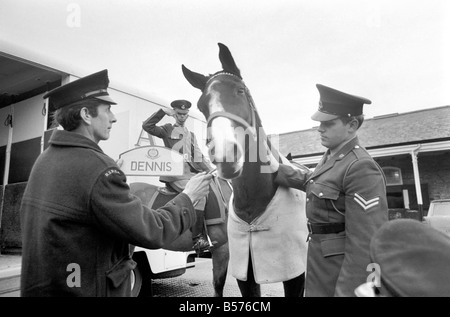 Dennis ist das erste Armee Pferd unter die jüngste Vereinbarung zwischen der RSPCA und des Verteidigungsministeriums in den Ruhestand gehen. Heute wurde bei Beaumont Barracks, Aldershot, Dennis die RSPCA übergeben. Dennis mit seinem Reiter CPL. Peter Spooner bevor er übergab die RSPCA. Dezember 1969 Z12359-003 Stockfoto