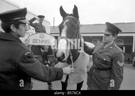 Dennis ist das erste Armee Pferd unter die jüngste Vereinbarung zwischen der RSPCA und des Verteidigungsministeriums in den Ruhestand gehen. Heute wurde bei Beaumont Barracks, Aldershot, Dennis die RSPCA übergeben. Dennis mit seinem Reiter CPL. Peter Spooner bevor er übergab die RSPCA. Dezember 1969 Z12359 Stockfoto