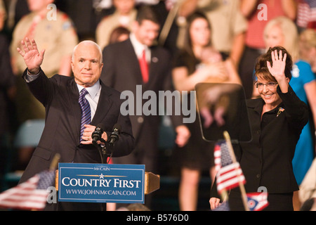 Sen John McCain Alaska Gov Sarah Palin als seine Vize-Präsidentschaftskandidat Wright State University Nutter Center angekündigt. Stockfoto