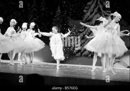 Generalprobe der Produktion von der Nussknacker-Ballett von Tschaikowsky in der London Festival Hall London Festival Ballet. Besonders bemerkenswert war, dass der Teil des Mädchens Clara die von Jacqueline Edgley gespielt wurde im Alter von 13. Die Schnee-Fee wurde gespielt von Carmen Mathe, der Nussknacker-Prinz von Andre Prokovsky und der Zuckerpflaume-Fee von Galina Samtsova. Dezember 1969 Z12412-009 Stockfoto