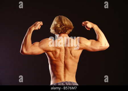 Blick auf die Rückseite der Mann seine Arme beugen Stockfoto