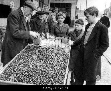 Street-Händler 1946: Warteschlangen, sogar an einem Sonntag Morgen. Diesmal für Strandschnecken, außerhalb der Pflug Gasthaus, Harrow Road, London. Februar 1946 P004947 Stockfoto