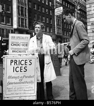 Ein Cockney verdient seinen Lebensunterhalt: er ist die beliebteste Person in dieser gegenwärtigen Hitzewelle. Ein Eis Verkäufer findet ein Kunde im Herzen des Londoner Shopping Centre. August 1947 P004963 Stockfoto