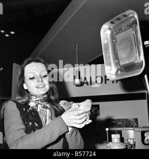 Huhn, süß. Mary Walters mit Küken.  Dezember 1975 70-11623-001 Stockfoto