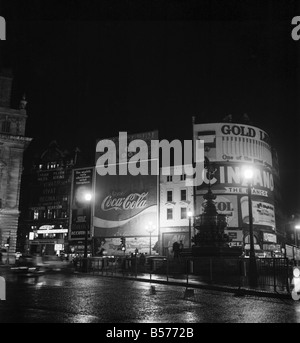 Piccadilly ohne Licht. Piccadilly Circus ist um 19:15 auf Samstag, 12. Dezember 1970 wegen macht Streik verdunkelt. Dezember 1970 Stockfoto