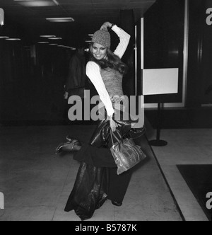 Raquel Welch abgebildet in Heathrow heute. Januar 1970 70-00008-002 Stockfoto