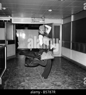 Raquel Welch abgebildet in Heathrow heute. Januar 1970 70-00008-004 Stockfoto