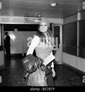 Raquel Welch abgebildet in Heathrow heute. Januar 1970 70-00008 Stockfoto