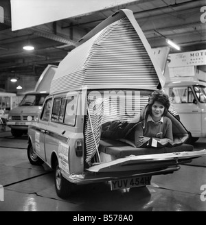 Camping: Van: Olympia Camping und Caravan-Ausstellung. Der Bedford Roma auf Turners stand auf der Messe. Januar 1970 Stockfoto