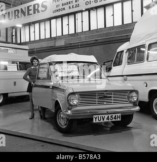 Camping: Van: Olympia Camping und Caravan-Ausstellung. Der Bedford Roma auf Turners stand auf der Messe. Januar 1970 Stockfoto