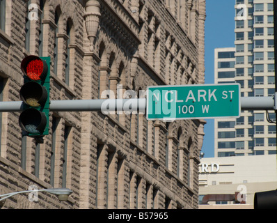 Ampeln und Gerichtsgebäude Platz Gebäude. Hubbard Street, Near North Side. Chicago. Illinois. USA Stockfoto