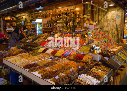 Stall, Verkauf von Süßigkeiten und Spirituosen bei La Boqueria-Markt in Barcelona-Spanien-Europa Stockfoto