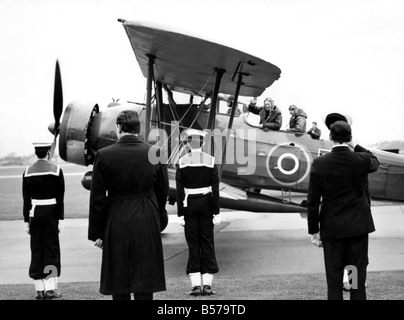 Vice-Admiral Sir Richard Janvrin, Flaggoffizier Naval Air Command in den Ruhestand - und Blätter der Naval Air station HMS Daedalus Lee Stockfoto