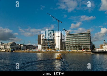 Blick über den Fluss Liffey zum nationalen Kongresszentrum unter Bau Dublin Irland Stockfoto