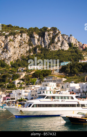 Blick auf Hafen, Kreuzfahrt-Schiff, Gebäude und Berge, Marina Grande, Capri, Italien Stockfoto