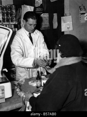 Ted Ditchburn Tottenham Hotspur Fußballer fotografiert in seinem Lebensmittelladen. Februar 1957 P007036 Stockfoto