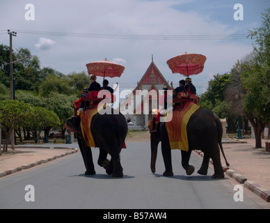 Reiten Elefanten bei der UNESCO World Heritage Site von Ayutthaya Thailand Touristen Stockfoto