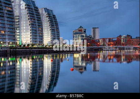 Moderne Apartments, Huron Becken, Detroit Brücke, mit Victoria Haus im Hintergrund, Salford Quays, Manchester, UK Stockfoto